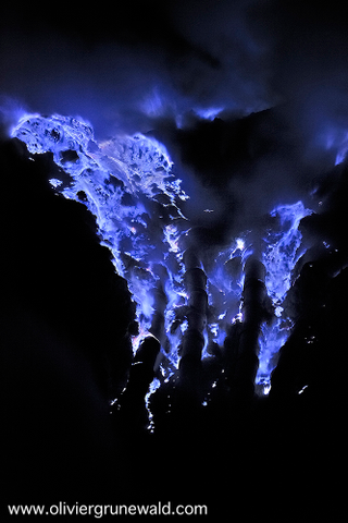 Illustration for article titled Los ríos de lava azul del volcán indonesio Kawah Ijen